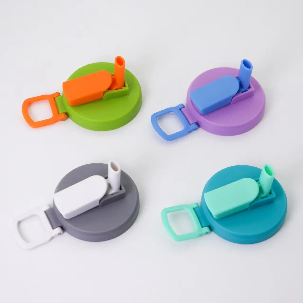 Lock med sugrör för läskburkar